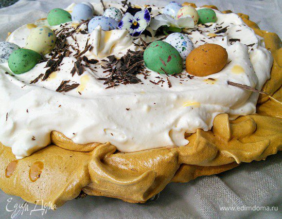 Украсить на ваше усмотрение. У меня шоколадная стружка и пасхальные кондитерские яйца. 