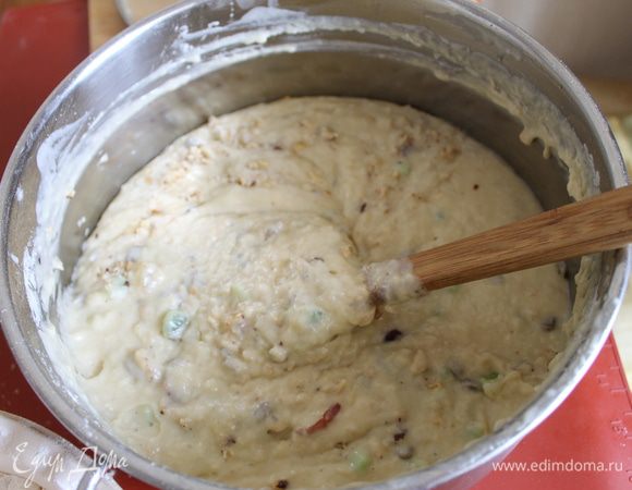 После третьего раза, добавьте в опару цукаты и орехи. Постепенно введите оставшуюся муку, тщательно вымешивая тесто.