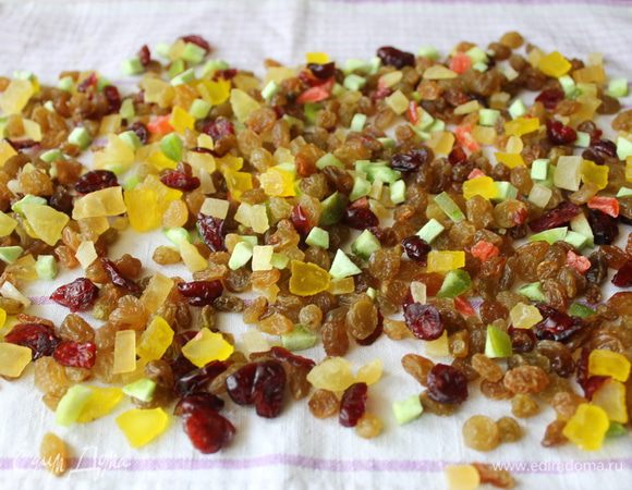 Пока опара будет набираться сил, нарежьте цукаты, помойте и обсушите изюм. Нарежьте обжаренные орехи.