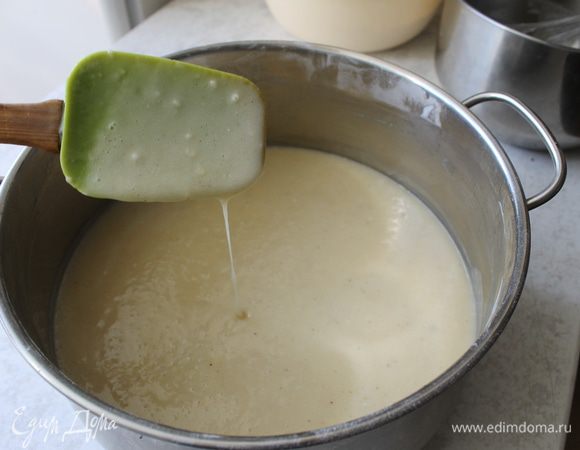 Добавьте в яичную смесь, молоко (я готовлю на кефире), дрожжи, сливочное масло и 1,5 ст. муки. Замесите опару, она должна быть по консистенции, как тесто для блинов. Поставьте в теплое место для брожения.