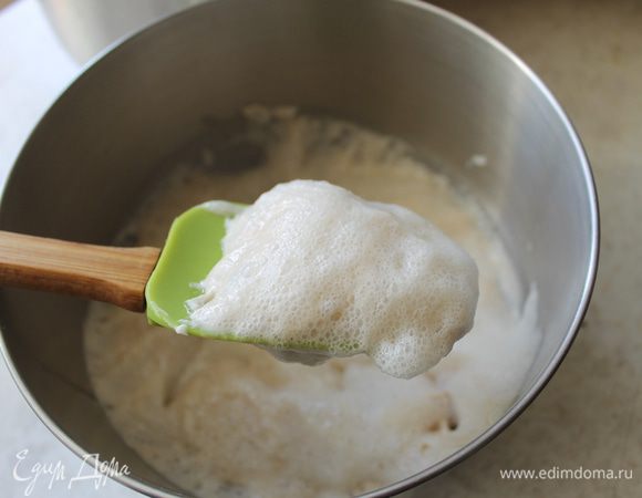 Раскрошите дрожжи, добавьте две чайные ложки сахара и столовую ложку муки, влейте немного теплой воды и оставьте в теплом месте. Когда дрожжи оживут и поднимутся пенистой шапкой, можно замешивать опару.
