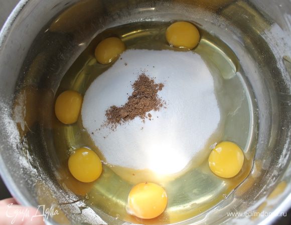 Яйца взбейте с сахаром, добавьте пряности и соль.