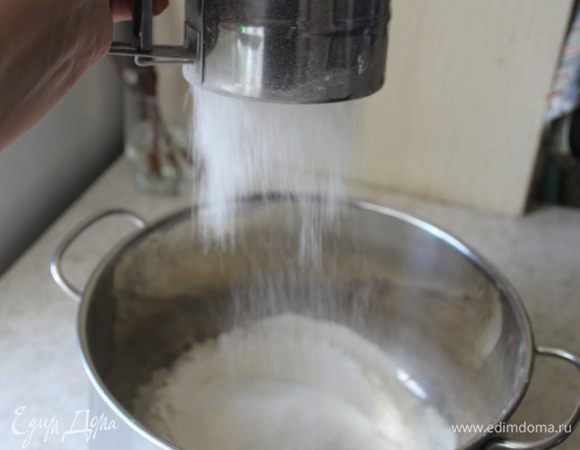 Дважды просейте 6 стаканов муки.