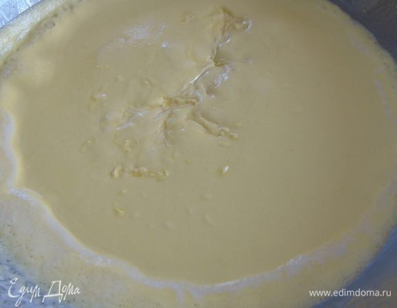 Желтки хорошо взбить с сахаром, добавить мягкое сливочное масло, еще пару минут взбить. Смешать с опарой и оставить на 1 час.