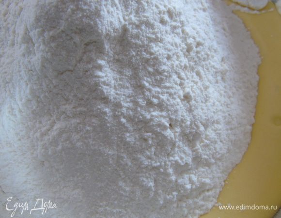 Добавить муку, оставшееся молоко, ваниль и цедру.