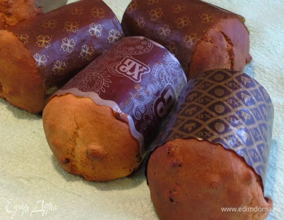 Достаньте куличи и положите их на бок на полотенце остывать, периодически поворачивая.