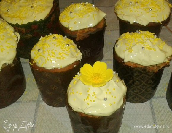 Украсьте любимой глазурью, я взбила 1 белок с 150 г сахарной пудры, добавив немного желтого красителя.