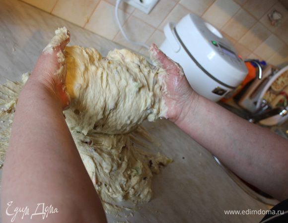 Когда вся мука будет введена в тесто, смажьте чистый стол растительным маслом, выложите тесто и месите его в течении 15-20 минут, тесто должно у вас изначально быть вязким и липким. Во время замеса, если почувствуете, что необходимо добавить муку, добавьте, но не много, т.к. ваше тесто с каждым разом будет собираться в комок и будет не таким липким. Очень удобно месить, подхватив тесто руками, потянуть на себя, сложить пополам и вновь подхватить его снизу, повернув ком на 90°.