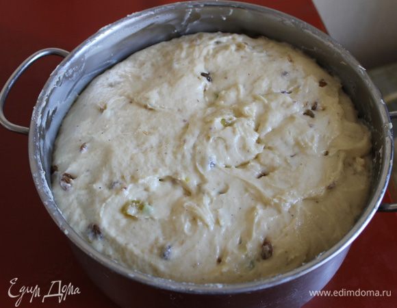 Переложите тесто в посуду, в которой бродила опара и оставьте для подъема в теплом месте, накрыв влажным полотенцем.