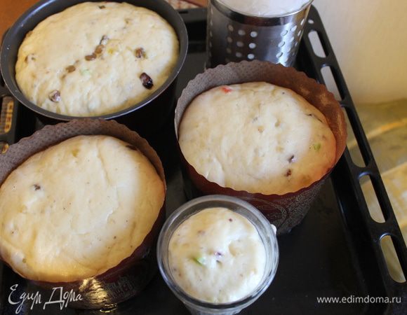 Теперь самое время отправить в горячую духовку куличи и выпекать при температуре 180–200°С.