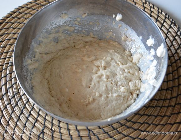 Дрожжи развести в 0,5 стакана (130 г) тепловатого молока, смешать со 100 г муки и оставить на 10 минут.