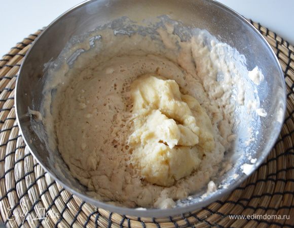 Приготовить дрожжевую смесь: соединить смеси в пунктах 1 и 2. Накрыть и поставить для подъема на 1 час и более.