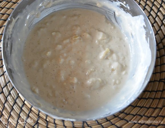 Мне масса показалась очень плотной и я добавила еще 80 мл теплого молока.