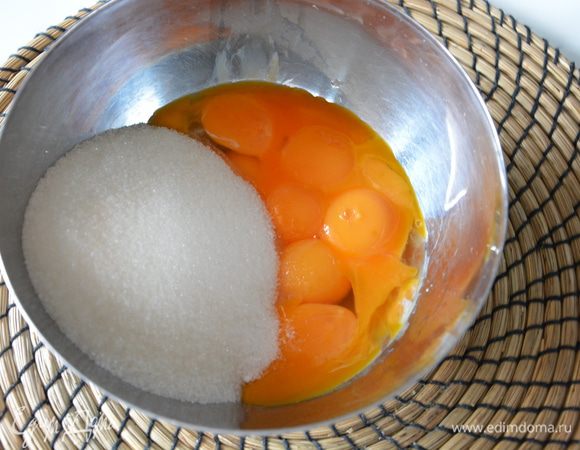 Приготовить заливку: желтки, сахар, соль стереть в однородную массу, взбить добела.