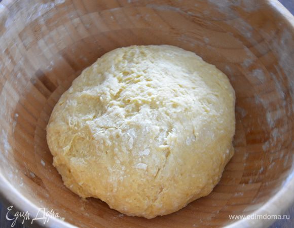 Добавить 430 г муки и месить тесто, пока не будет отставать от рук. В оригинале 500 г муки. Регулируйте муку исходя из вашего опыта и особенностей муки.