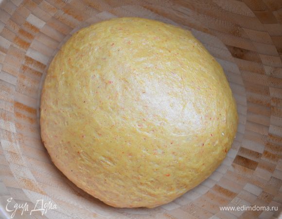 Я месила больше 20 минут и ударяла об стол более 100 раз. :)