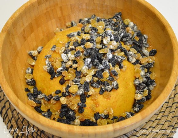 После вторичного подъема теста осадить его до первоначального положения, добавить в него изюм (в оригинале 100 г изюма и 25 г цукатов), предварительно обваляв их в муке.