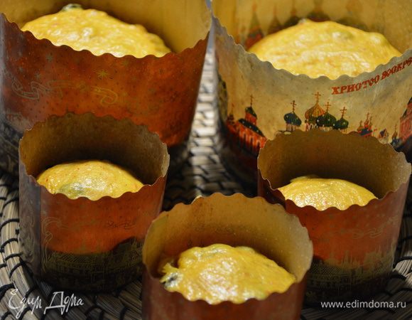 Залить тесто в формы до половины.