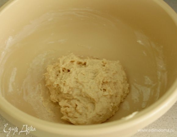 Приготовьте опару. В теплое молоко добавьте свежие дрожжи и хорошо перемешайте, чтобы они полностью растворились, добавьте 150 г муки и хорошо перемешайте. 