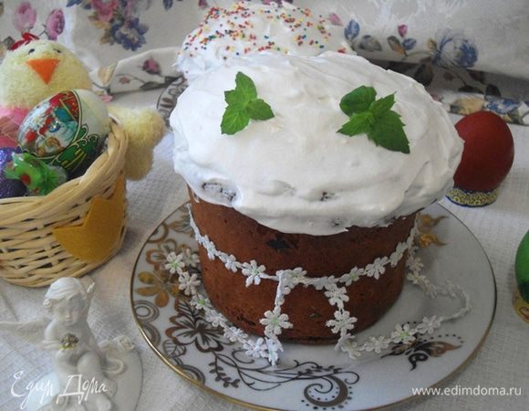 Для глазури взбить охлажденный белок, постепенно тонко струйкой добавить сахар или пудру и взбить до плотного крема. Куличи полностью остудить и украсить глазурью.