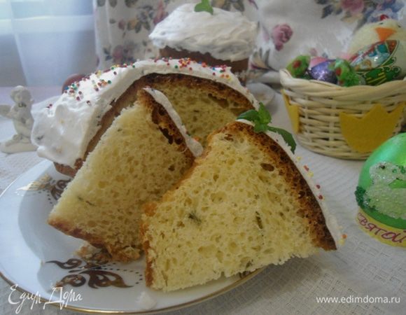 Мякиш у кулича пористый, нежный с легким мятным послевкусием.
