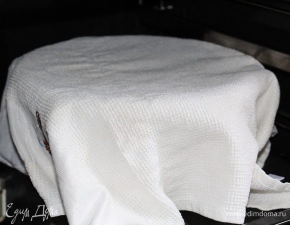 Готовим опару:
Подогреваем 240 мл сливок (до теплого состояния, не доводя до кипения), добавляем 2 ч. л. сахара и 11 г сухих дрожжей. Хорошо перемешиваем и оставляем на 5 минут до набухания дрожжей. По истечении 5 минут вливаем полученную жидкую массу в 170 г муки, перемешиваем, накрываем полотенцем и отправляем в теплое место подходить минут на 25-30.