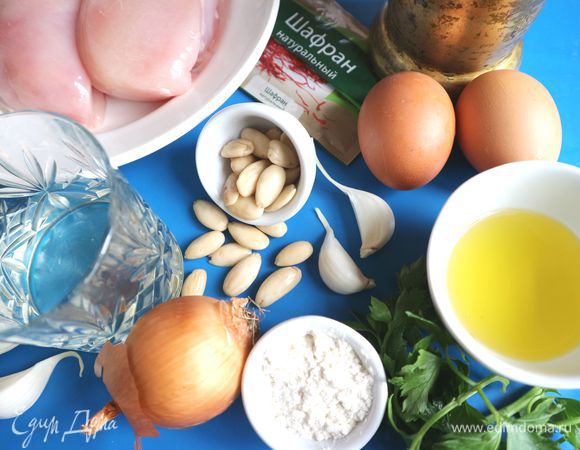 Приготовить все необходимое. Куриное филе вынуть из холодильника за 10-15 минут до приготовления. Миндаль бланшировать, очистить от шелухи, обжарить на сухой сковороде.
