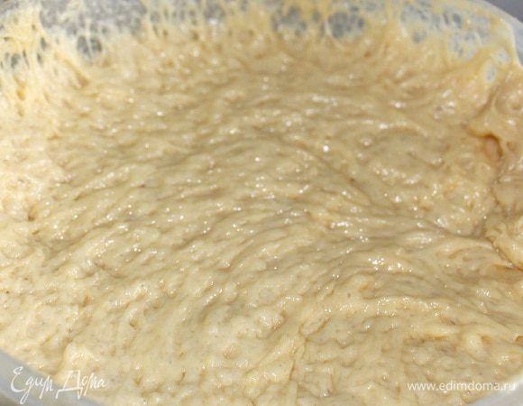 Взбиваем сахар и яйца до увеличения объема примерно в 3-4 раза, добавляем опару и перемешиваем. 
Вводим половину муки. Хорошо перемешиваем на низкой скорости. Добавляем мягкое сливочное масло. Перемешиваем и добавляем оставшуюся муку. Около 15 минут вымешиваем тесто. Затем накрываем полотенцем и отправляем в теплое место на 2 часа. Следите за тем, чтобы не было сквозняков. Хорошо отправить тесто в духовку (выключенную, но предварительно прогретую до 35-40°С).