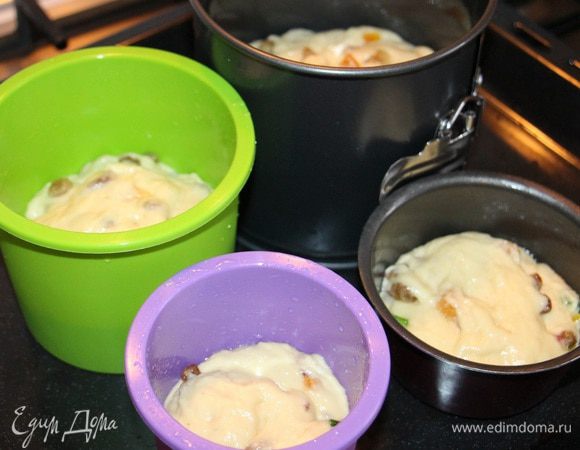 Обильно смазанные маслом формы заполняем тестом примерно на 1/3 и оставляем минут на 10, пока нагревается духовка. 
Духовку нагреть до 180°С. 