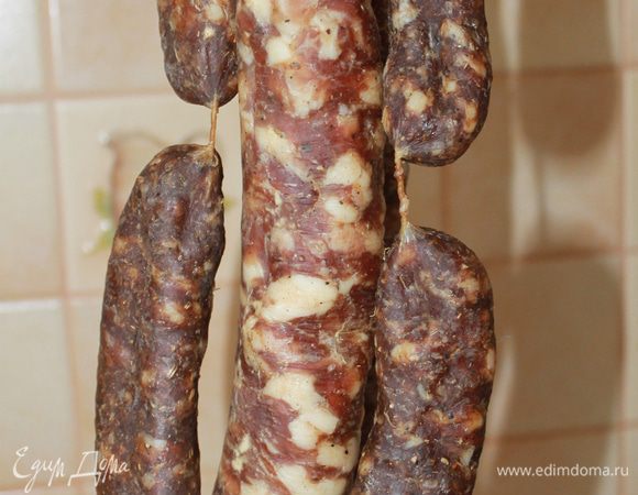 Прошло немногим больше двух недель, колбаса потеряла достаточно много влаги, стала тверже, решила  нарезать на пробу получившийся результат двухнедельного терпения. На фотографии вы заметите разницу в батончиках. По краю более темная колбаса, это Чоризо, а в середине традиционный, испанский Сальчичон, тоже сыровяленная  колбаса, которая готовится немного иначе.