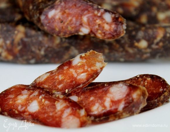 Поскольку колбаски были тонкими, они быстро потеряли влагу и практически готовы. Немного осталось подсохнуть в серединке и она станет равномерно плотная. И тем не менее уже можно нарезать и наслаждаться, получилось вкусно, ароматно и в меру остро.