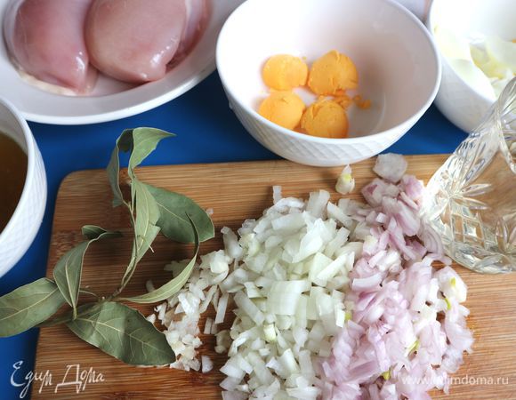 Почистить и мелко порезать лук (у меня здесь 1 маленькая луковичка шалот, 1 небольшая репчатая луковица) и чеснок. Отварить в подсоленной воде яйца в течение 10 минут. Остудить их в холодной воде, разрезать пополам и вынуть желтки. Белки не понадобятся.

