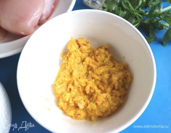 Растереть миндаль в ступке с шафраном и куриными желтками. Добавить немного бульона и размешать.