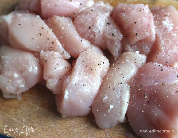 Куриное филе разрезать на толстые куски. Посолить, поперчить. 
