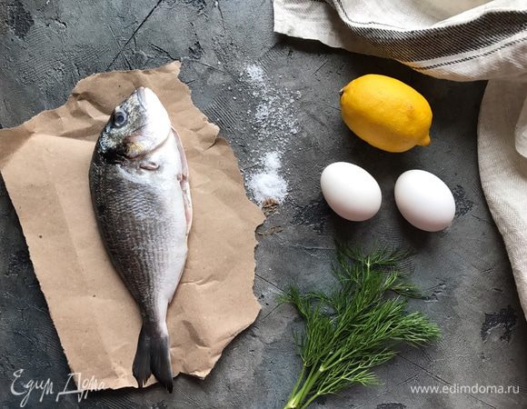Подготовьте ингредиенты. Рыбу промыть и обсушить бумажным полотенцем. Чешую оставляем, жабры и внутренности удаляем.