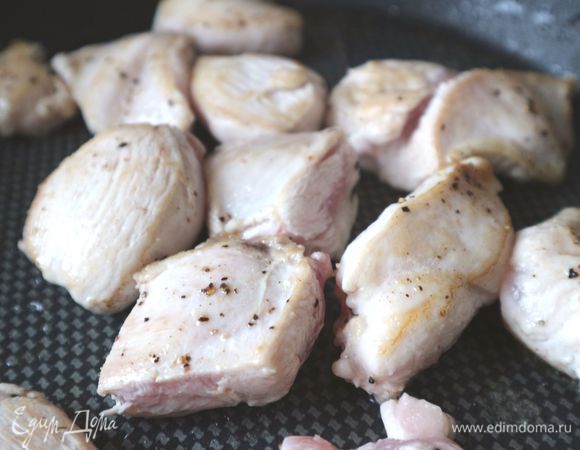 Разогреть на глубокой сковороде 2 ст. л. оливкового масла. Обжарить на нем куски филе в течение 3-х минут с каждой стороны. Вынуть их из сковороды.