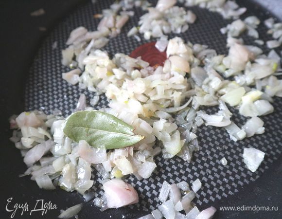 Припустить на оливковом масле (1 ст. л.) лук и чеснок, добавив  лавровый лист.