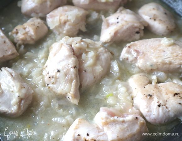 Добавить муку, тщательно перемешать и поджарить ее в течение нескольких минут, постоянно помешивая. Влить в сковороду вино и перемешать. Лавровый лист вынуть. Через минуту добавить филе. Влить горячий бульон, накрыть крышкой и тушить в течение 6-7 минут.