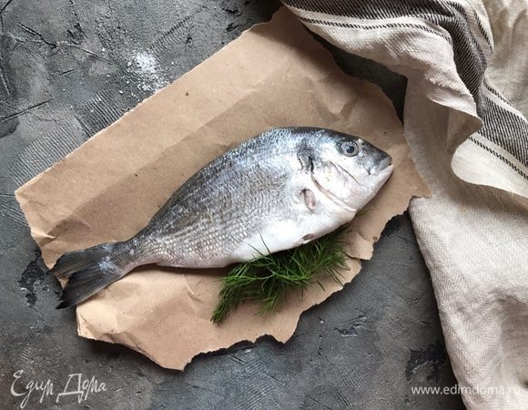 Начините рыбу зеленью (кладите целые веточки).