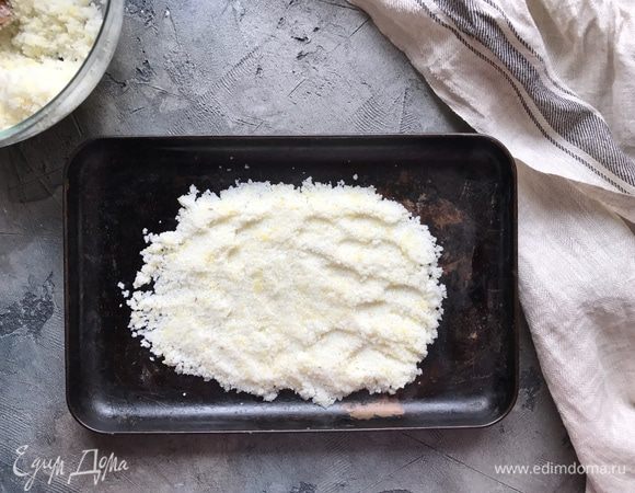 Затем выложите половину соленой смеси толстым слоем на противень.