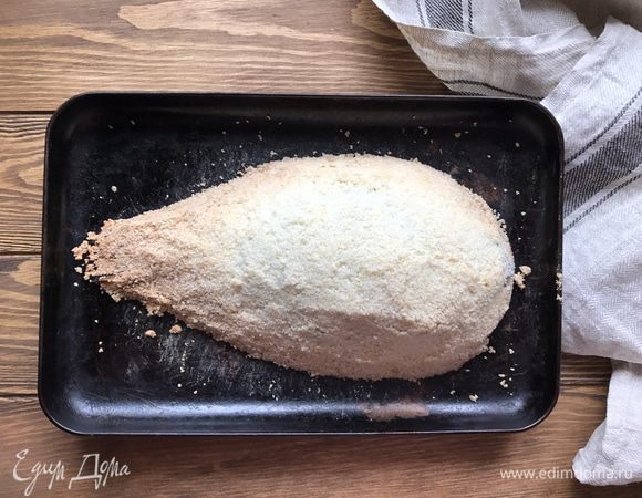 Проверить готовность рыбы несложно, просто проткните соляную корку острым ножом в центре тушки и аккуратно приложите к губе, если нож довольно горячий — рыба пропеклась. Готовой рыбе дайте постоять 10 минут.