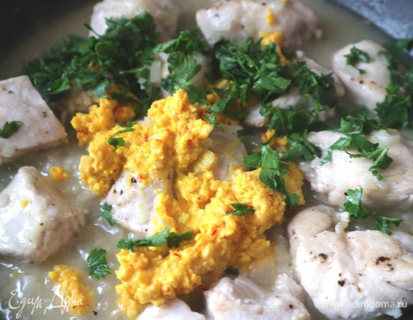 Добавить смесь желтков с миндалем в сковороду, порезанную петрушку и продолжать тушить еще минут 7-8. Соус должен немного загустеть.