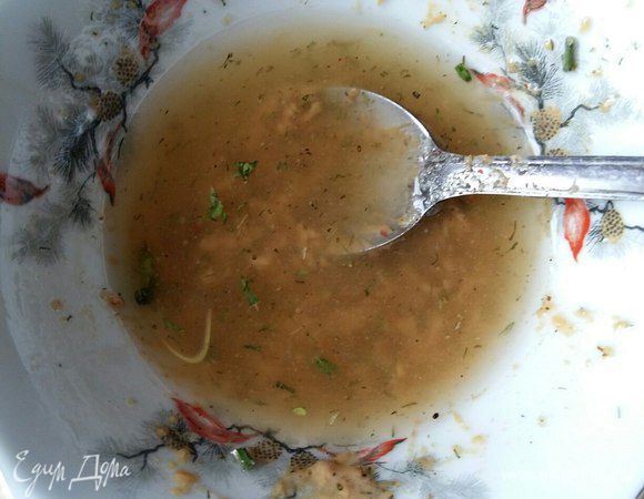 Теперь делаем заправку. В мисочку налить оливковое масло (с легкостью можно заменить обычным растительным либо тем, которое нравится именно вам), к нему добавить готовую горчицу, соль, перец, немного пряных трав (в моем случае итальянские). 