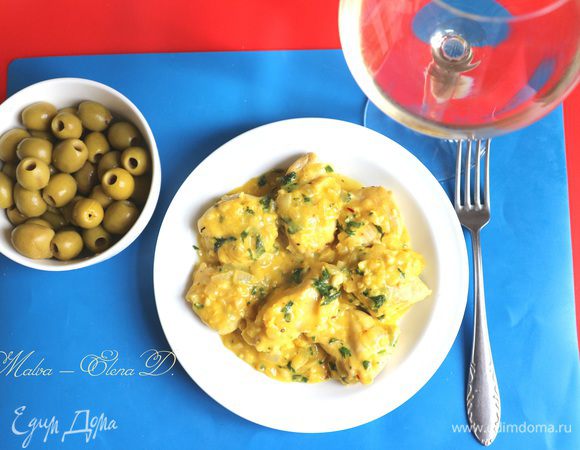 Блюдо подается горячим с соусом в сопровождении зелени, овощей.
