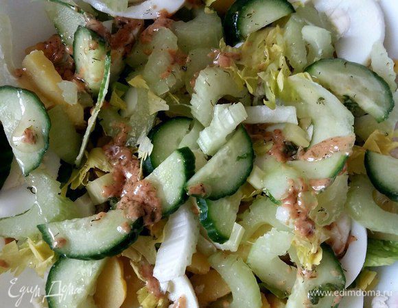 Все тщательно перемешать и вылить на наш салат. 