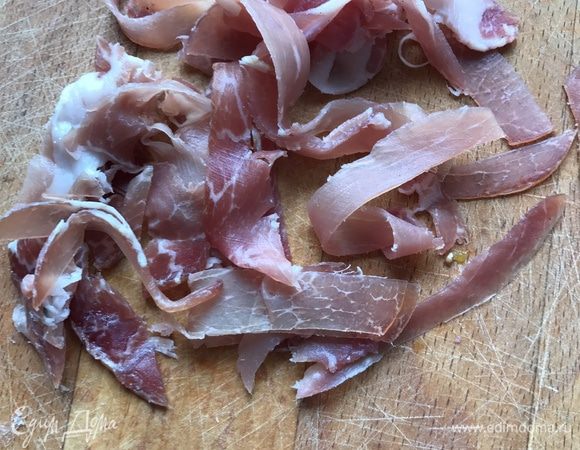 Хамон, нарежьте полосками.