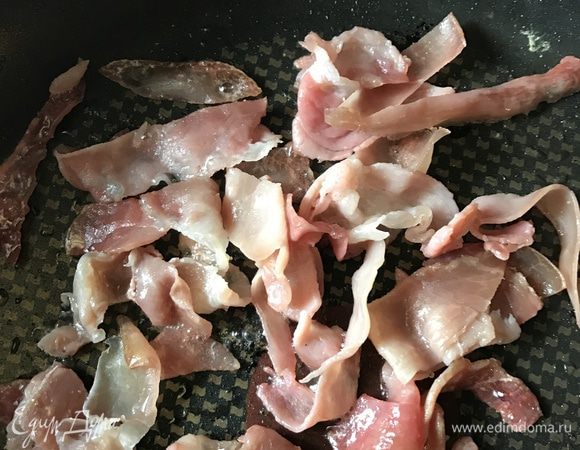 Разогрейте сковороду с антипрегарным покрытием, влейте оливковое масло, и отправьте обжариваться хамон, на среднем огне.