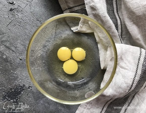 Перепелиные яйца разбейте в тарелку, так у вас не попадет скорлупа и не повредиться желток.