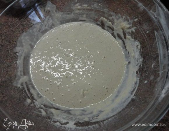 Дрожжи развести в 0,5 стакана теплого молока и смешать со 100 г муки, оставить на 10-15 минут.