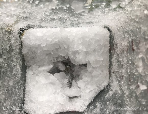 Лед поместите в блендер измельчите (в импульсном режиме) в крупную крошку.